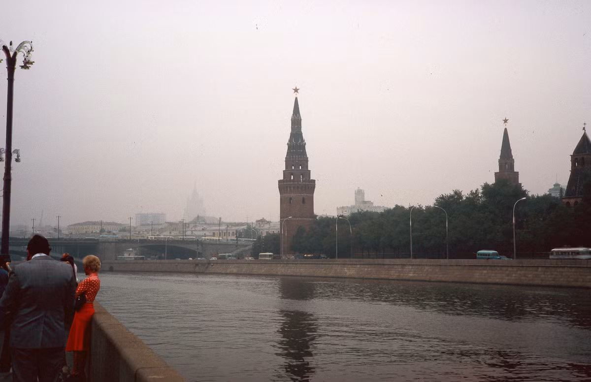 Tháp Vodovzvodnaya và Borovitskaya của Điện Kremly soi bóng xuống sông Moscow, nhìn từ đường bờ sông Sofia.