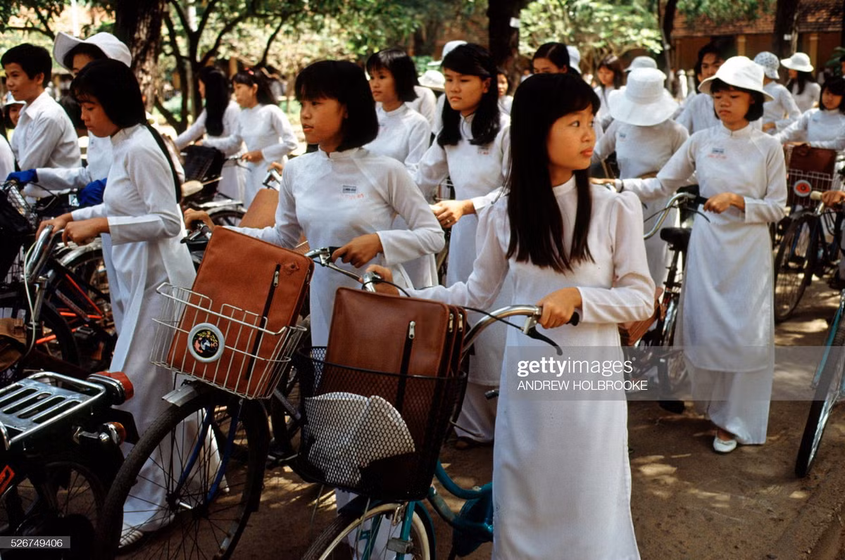 Các nữ sinh áo dài trong giờ tan trường.
