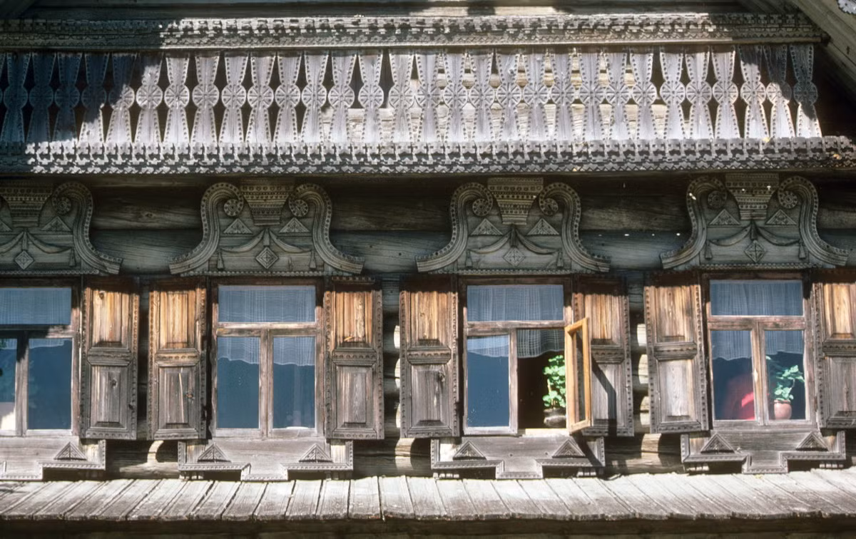 Chi tiết kiến trúc trên ngôi nhà cổ gần tu viện Yuriev.