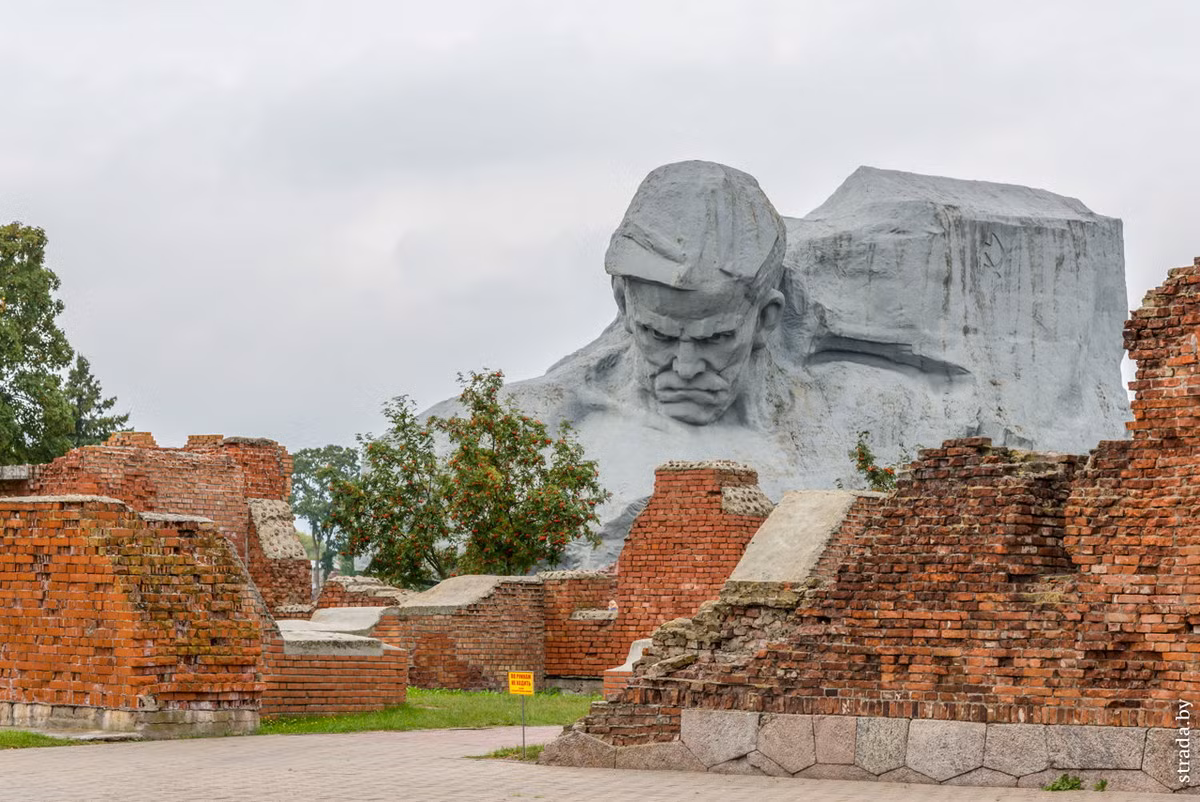  Pháo đài Brest. Ngày 22/6/1941, vào 4h15 sáng, loạt pháo của phát-xít Đức bắt đầu nã dồn dập vào pháo đài. Ngay trong những giờ phút đầu tiên, đơn vị đồn trú của pháo đài Brest đã phải chịu tổn thất rất nặng nề nhưng vẫn tiếp tục chiến đấu. Các chiến sĩ bảo vệ pháo đài đã chống trả quyết liệt, cầm chân địch cho đến ngày 30/6. Ảnh: Путешествия по Беларуси.