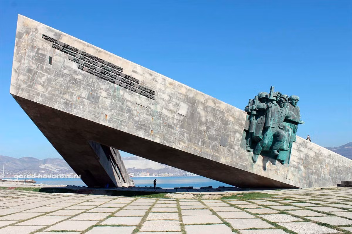  Thành phố Novorossiysk. Vào mùa hè năm 1942, Hitler đã phát động cuộc tấn công về phía Nam, cố gắng chiếm khu vực nhiều tài nguyên dầu mỏ mà Novorossiysk là thành phố có ý nghĩa chiến lược. Cuộc phòng thủ ở nơi đây kéo dài hơn một năm. Dù chiếm được quân cảng Novorossiysk, quân Đức đã bị tổn thất nặng nề và đánh mất lợi thế chiến lược ở khu vực. Ảnh: Zeppelin Blog.