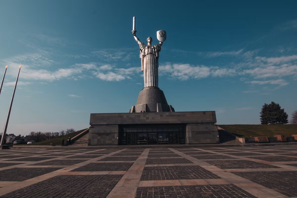 Thành phố Kiev. Thành phố Kiev bị đánh bom một vài giờ ngay sau khi cuộc chiến tranh bắt đầu. Sau hơn hai tháng phòng vệ quả cảm, thành phố anh hùng đã bị phát-xít Đức chiếm đóng. Sau 778 ngày đau thương, Kiev đã được Hồng quân Liên Xô giải phóng khỏi gót sắt của kẻ thù. Ảnh: Информатор Киев.