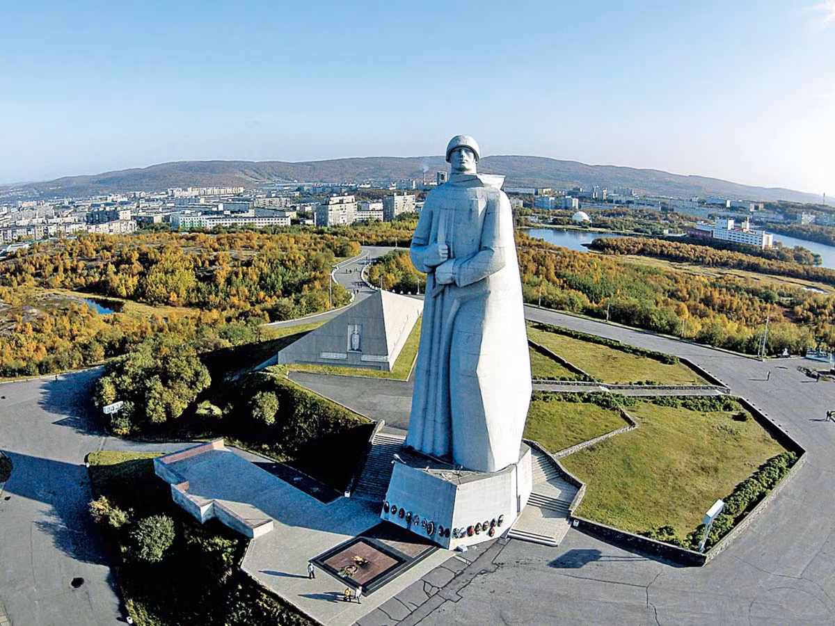  Thành phố Murmansk. Mùa thu năm 1941, quân Đức lên kế hoạch chiếm Murmansk, một đầu mối giao thông quan trọng ở phía Bắc của Liên Xô, trong ba tuần. Nhưng rốt cục chúng đã bị cầm chân tại đây ba năm. Mùa thu năm 1944, khi quân Đức bị đánh lui, Murmansk đã gần như bị phá hủy hoàn toàn vì lượng bom đạn phải hứng chịu chỉ sau Stalingrad. Ảnh: Visit Murmansk.
