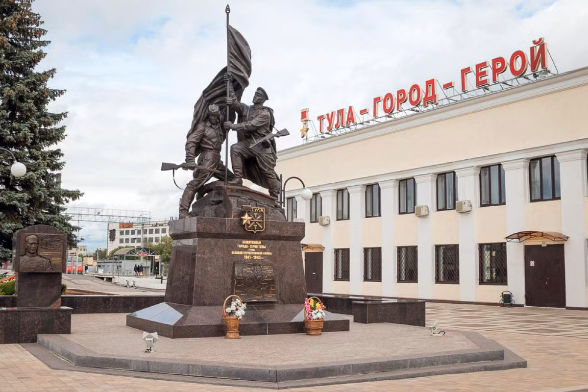  Thành phố Tula. Nằm trên đường tiến quân của Đức về Moskva, đồng thời là nơi tập trung nhiều cơ sở công nghiệp lớn, Tula đã trở thành một mục tiêu quan trọng của quân Đức vào mùa thu năm 1941. Quân và dân thành phố đã lập phòng tuyến và trụ vững trong 6 tuần trước các cuộc tấn công, góp phần làm cho kế hoạch đánh chiếm Moskva của kẻ thù sụp đổ. Ảnh: Bankgorodov.ru.