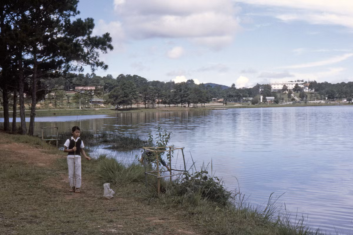 Bờ hồ Xuân Hương. Bên kia bờ hồ, phía bên phải là khách sạn Sofitel Dalat Palace, nay là khách sạn Dalat Palace.