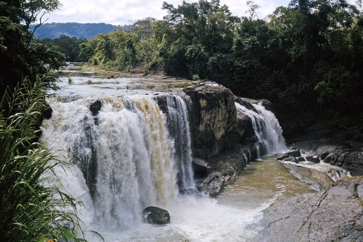 Thác Gougah, nằm sát quốc lộ 20, cách Đà Lạt chừng 37 km.
