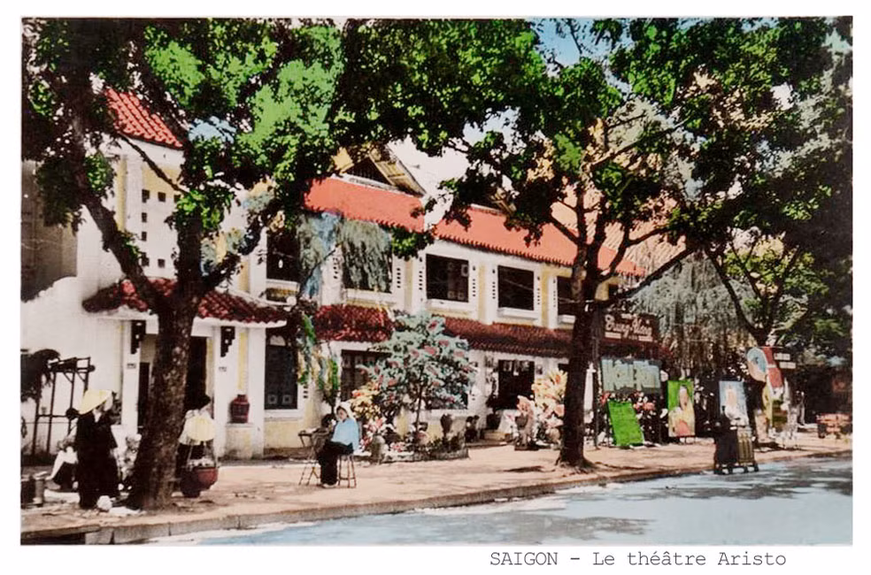Rạp hát Aristo (Trung Ương Hí Viện) tọa lạc tại đường Colonel Budonnet. Ngày nay công trình này đã nhường chỗ cho khách sạn 5 sao New World Sài Gòn (76 Lê Lai).