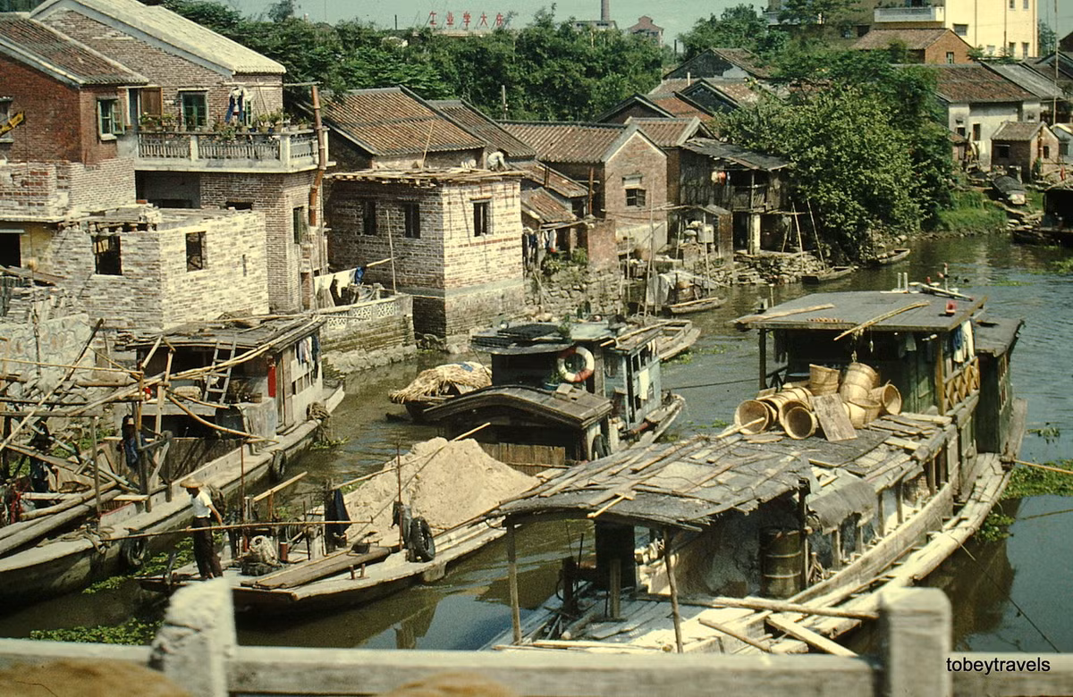 Những ngôi nhà bên kênh đào.