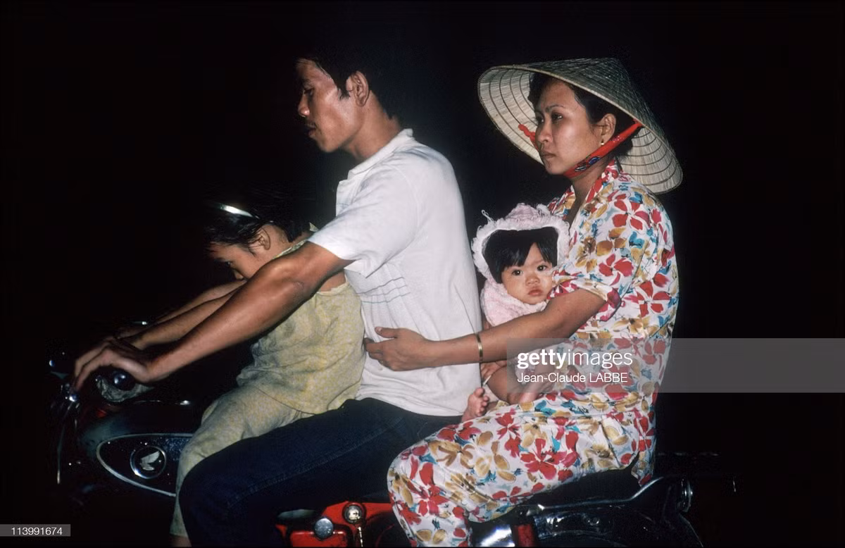 Một gia đình vi vu trên xe Honda 67 vào buổi tối ngày thứ Bảy.