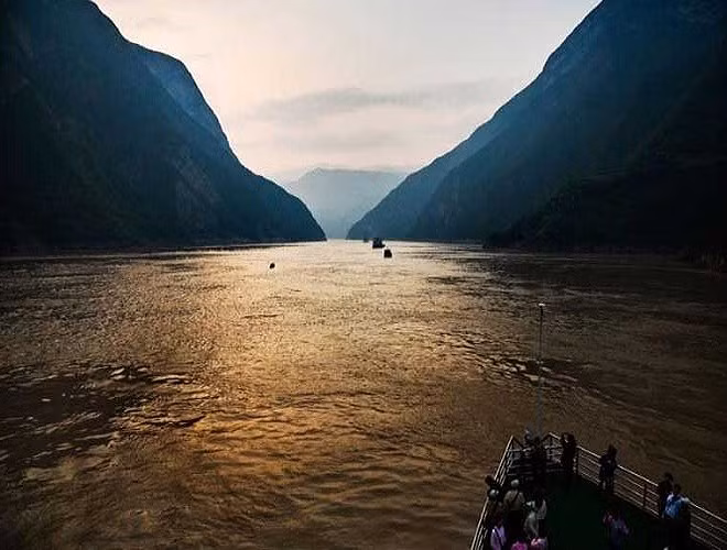 Sông Dương Tử – Trung Quốc được cung cấp nước từ những tảng băng ở Qinghai-Tibet Plateau, Dương Tử là con sông dài nhất châu Á, chảy qua 10 tỉnh phía đông, sau đó đổ ra biển ở phía bắc TP Thượng Hải