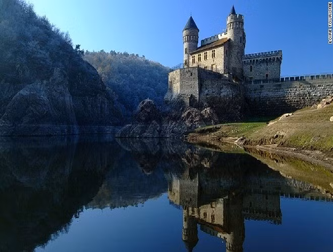 Sông Loire, là di sản thế giới của UNESCO, bao quanh bởi các vườn nho, vườn hoa nở rộ và các lâu đài tuyệt đẹp. (Nguồn: Zing)