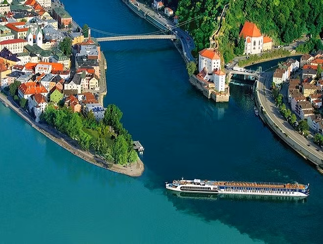 Sông nổi tiếng với tàu thủy, chảy qua các ngôi làng làm socola, các thành phố tráng lệ như Budapest và các vùng nông thôn xanh mướt (Nguồn: Zing)