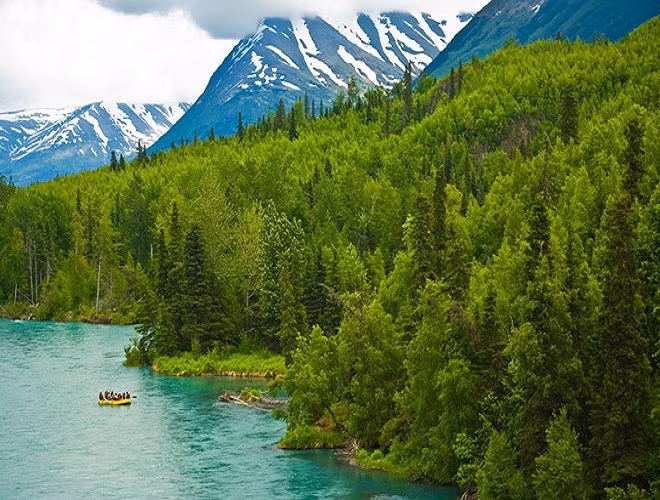 Sông Kenai có chiều dài khoảng 132km, chạy dọc theo hướng tây, từ dãy núi Kenai qua Kenai National Wildlife Refuge và hồ Skilak trước khi đổ ra biển Thái Bình Dương (Nguồn: Tuổi trẻ)
