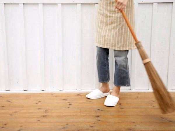 Một năm nọ, vào ngày mùng 1 Tết, Như Nguyệt mắc lỗi và bị ông chủ đánh đập. Tủi thân, nàng biến vào đống rác. Người lái buôn không biết nên mang rác đổ đi. Từ đấy, ông ta trở lại cảnh nghèo hèn như ngày xưa.