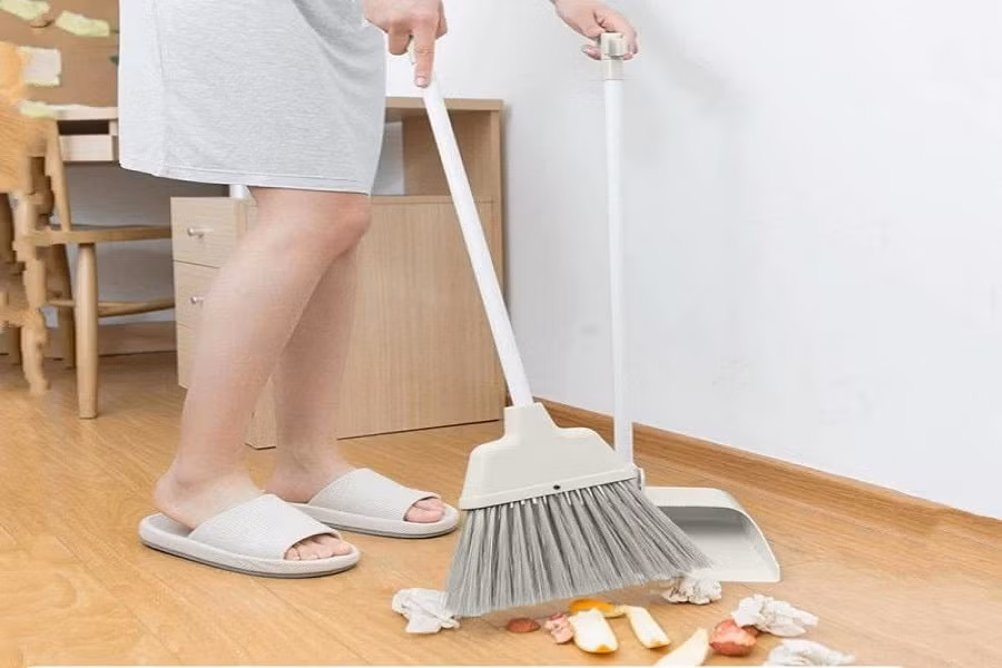 Xuất phát từ truyền thuyết này, nhiều người sẽ kiêng quét nhà, đổ rác trong những ngày đầu năm mới.
