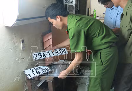 Một bộ BKS giả tìm thấy trong cơ sở của ông Vinh.
