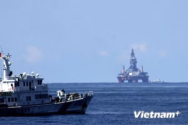 Giàn khoan Hải Dương 981 của Trung Quốc hạ đặt trái phép tại vùng biển Việt Nam.