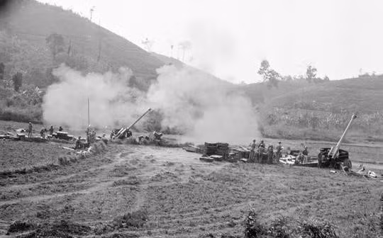 Chiến sỹ Đoàn 368 pháo binh tỉnh Hoàng Liên Sơn dội bão lửa trừng trị quân địch, ngày 10/3/1979. (Ảnh: Phùng Triệu/TTXVN).