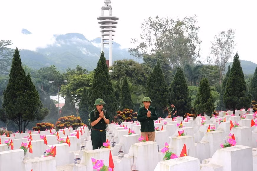Cựu chiến binh thắp hương các liệt sỹ được an táng tại Nghĩa trang Liệt sỹ Quốc gia Vị Xuyên (Hà Giang). (Ảnh: Minh Tâm/TTXVN)