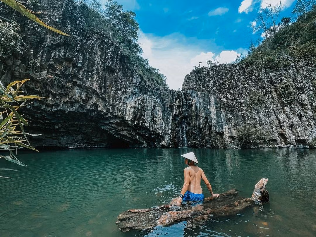 Vào mùa hè nắng nóng, hồ nước trong xanh tại đây cũng trở thành địa điểm lý tưởng để ngâm mình dưới làn nước mát. Tuy nhiên, những hòn đá dưới suối phủ đầy rêu nên khá nguy hiểm, dễ trơn trượt. Bạn nên mang theo dép và áo phao khi lội suối.