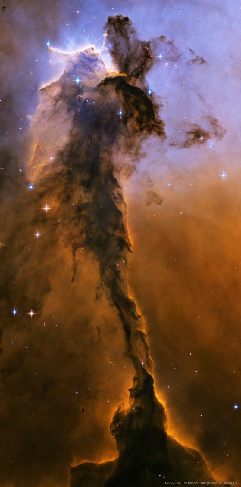 Những cột bụi đầy ấn tượng trong tinh vân Đại bàng (Eagle Nebula) đã tạo nên một áng cổ tích tuyệt đẹp của vũ trụ. Tinh vân Đại bàng nằm cách Trái Đất 7.000 năm ánh sáng và nhìn thấy được trong chòm sao Cự Xà (Serpens).