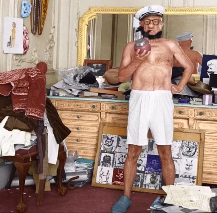 Pablo Picasso trong bộ trang phục thủy thủ Popeye năm 1957.