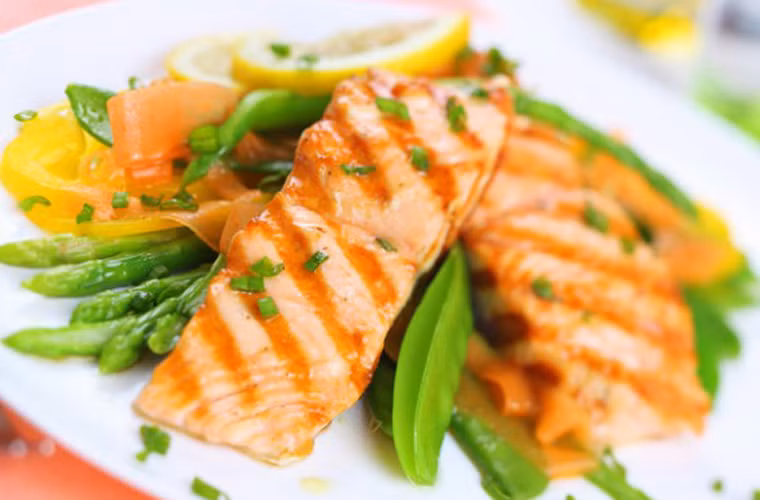 Cá cũng là loại thực phẩm nhiều omega-3 hàng đầu. Nghiên cứu khoa học ở Mỹ chỉ ra rằng đàn ông trung niên những ai ăn cá 2 – 3 lần một tuần sẽ giảm được 40% tỷ lệ tử vong so với những người khác.