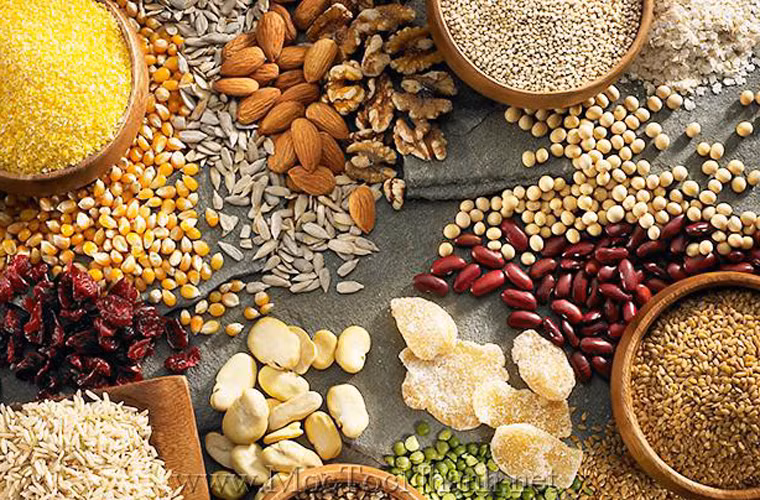 Ngũ cốc chứa nhiều omega-3 hay các axit béo là một trong những chất chống lão hoá da tuyệt vời nhất. Các loại hạt giúp sản xuất elastin, collagen và các hợp chất giữ cho làn da luôn tươi trẻ. Ngoài ra chúng còn giúp ổn định lượng cholesterol trong máu, tối ưu chức năng tiêu hoá và tăng cường hệ miễn dịch nhờ có chứa nhiều khoáng chất.