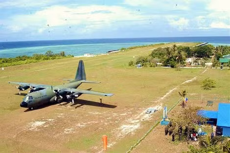 Máy bay C-130 Philippines hạ cánh trên đảo Thị Tứ.