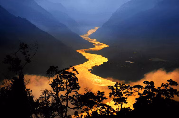 Sông Jinshajiang đẹp tráng lệ, như một dải lụa vàng uốn lượn dưới chân những dãy núi hùng vĩ.