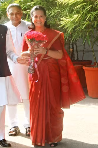 5. Sonia Gandhi: Dù đã có tuổi song bà Sonia Gandhi luôn được đánh giá là người có gu thẩm mỹ tinh tế với những bộ sari được thiết kế công phu, tinh tế với màu đỏ tía hoặc màu đỏ bóoc-đô sang trọng.