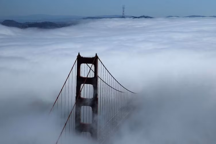 Cầu Cổng Vàng - cây cầu treo dài nhất thế giới và là biểu tượng quốc tế của San Francisco, California, Mỹ nối liền Cổng Vàng, cửa ngõ vào của vịnh San Francisco và Thái Bình Dương bồng bềnh trong biển sương mù dày đặc ngày 8/9.