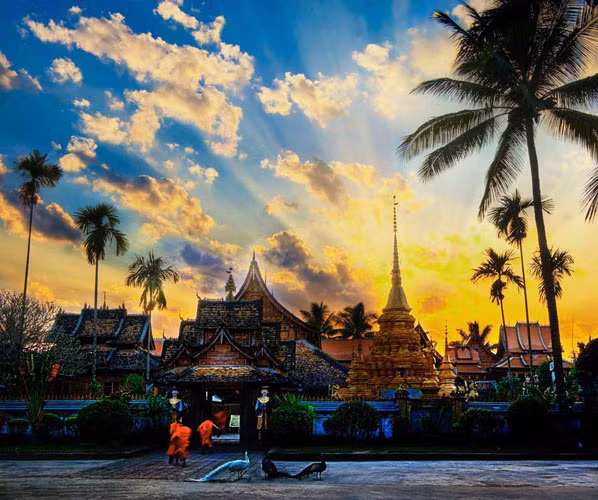 Vẻ đẹp rực rỡ của những đền chùa ở Xishuangbanna, tỉnh Vân Nam, trong ánh bình minh.