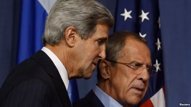 Ngoại trưởng Nga Sergei Lavrov (phải) và Ngoại trưởng Mỹ, John Kerry.