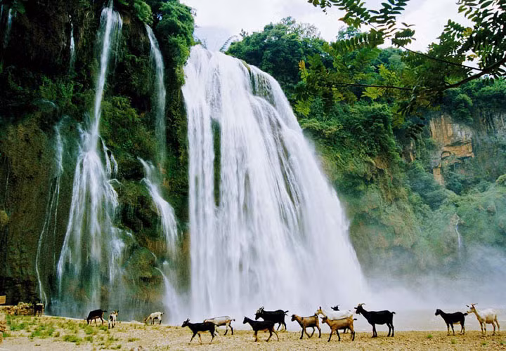 Một thác nước hùng vĩ ở Vân Nam.