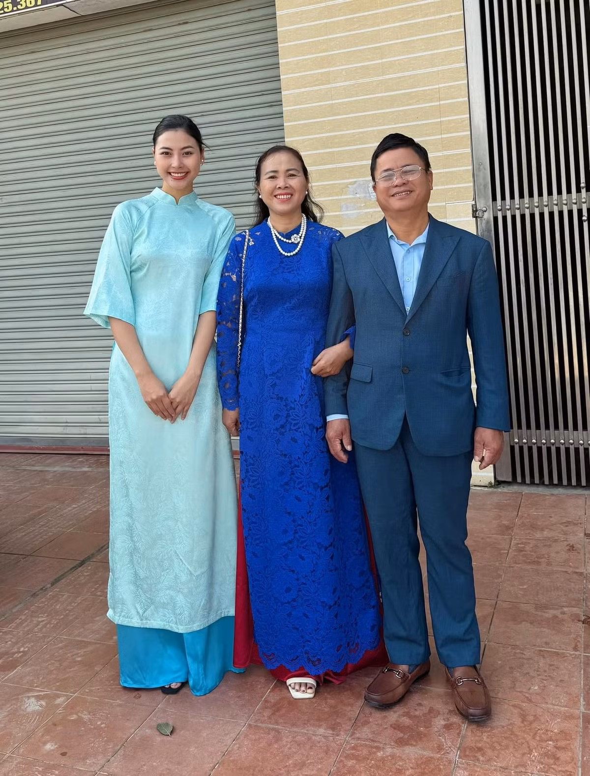 Hai chị em Á hậu Đào Hà, Đào Hiền diện áo dài đi chúc Tết người thân.