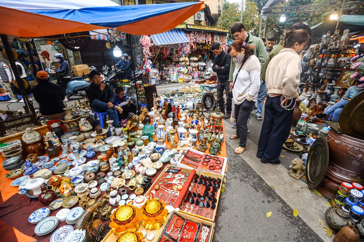 Nhiều món đồ khiến du khách ngắm nghía mãi không rời.