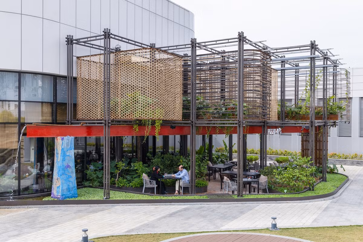 Đây là một nhà hàng đặc biệt nằm ở Tây Hồ (Hà Nội), dự án kết hợp các vật liệu mây, tre và tái chế. Dự án nhằm tôn vinh các kỹ năng thủ công truyền thống, đồng thời điều chỉnh chúng cho phù hợp với thị hiếu đương đại.