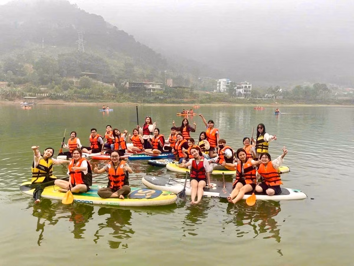 Bạn Hương Thảo (ở Phú Thọ) cho biết: "Đây là lần thứ 2 mình và các bạn đến Hồ Đồng Đò để du lịch. Lần trước chúng mình thuê lều, lần này chúng mình thuê homestay đầy đủ tiện ích và để có trải nghiệm khác hơn. Riêng với bộ môn chèo thuyền thì lần nào chúng mình cũng chơi. Chúng mình cảm thấy hào hứng và thích thú khi được hòa mình vào thiên nhiên đặc biệt là tận hưởng cảm giác mát lạnh của nước hồ. Mình nghĩ đây sẽ là bộ môn được yêu thích nhất khi mọi người đến đây".