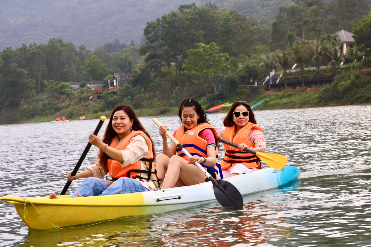 Anh Long cho biết, hồ Đồng Đò là một hồ nước sâu. Để đảm bảo an toàn nhà thuyền sẽ giới hạn số người trên một thuyền là không quá 3 người đối với người lớn và không quá 4 người nếu có cả trẻ em. Nhà thuyền sẽ dặn kỹ du khách luôn mặc áo phao và không được tự ý nhảy xuống thuyền trong quá trình chèo thuyền.