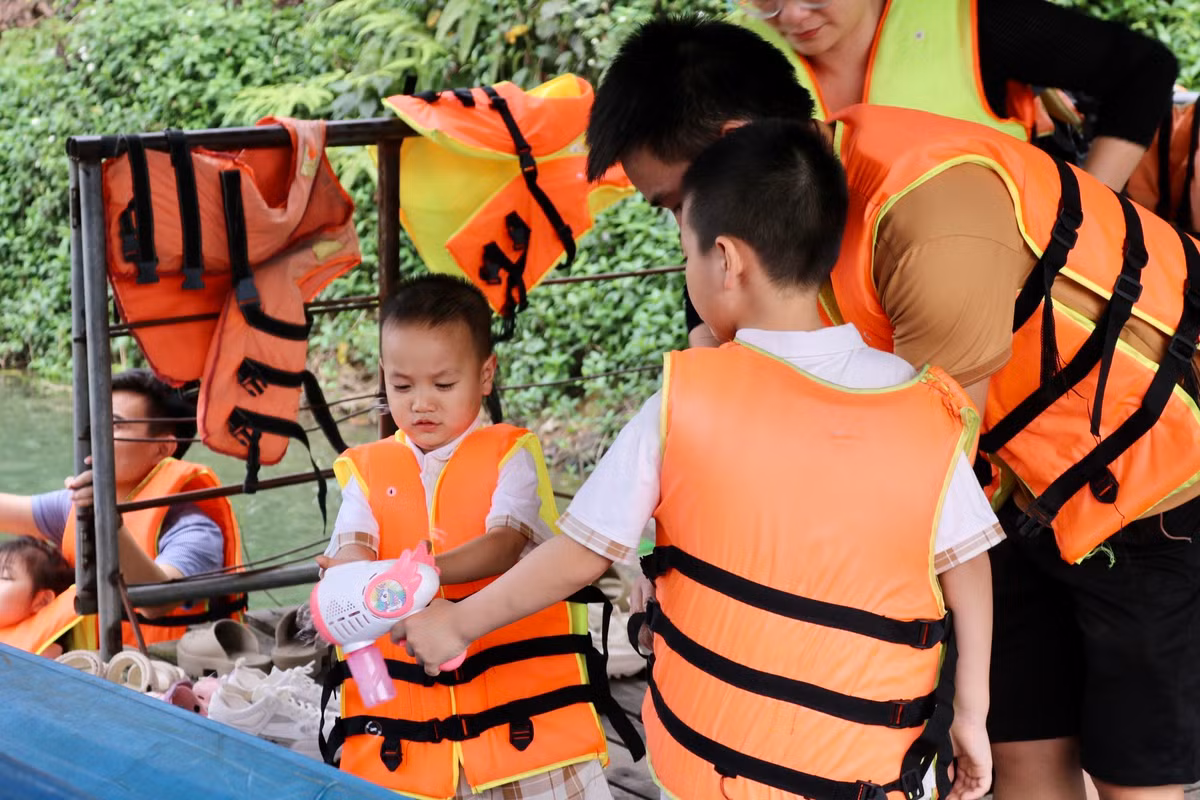 Nhiều gia đình đi nghỉ dưỡng cũng tranh thủ để con trẻ được tiếp xúc với bộ môn đầy thú vị này. Bên cạnh những bạn nhỏ tỏ ra thích thú thì cũng có nhiều bạn tỏ ra sợ hãi khi lần đầu đi thuyền như thế này.