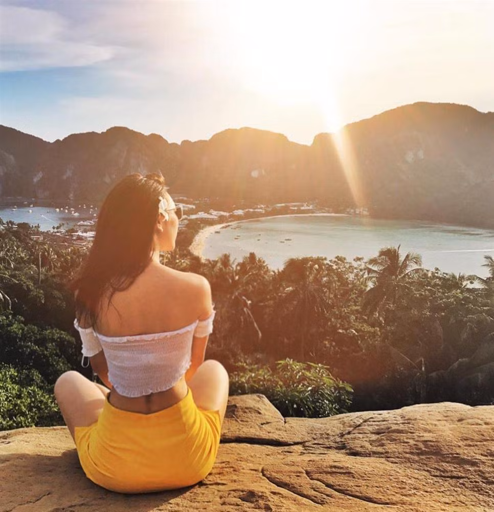 Phương Anh Đào cho hay, bản thân mình là một người gai góc, mạnh mẽ... nhưng qua thời gian, cô dần tìm đến những gì bên trong, cho mình sự nhẹ nhàng, mềm mỏng. Cô không đặt nặng giá trị hay việc làm nghệ sĩ là phải sử dụng hàng hiệu, thậm chí có lần chỉ chi 400 nghìn đồng mua túi xách mang sang Nhật lưu diễn, thời sinh viên cũng từng dùng hàng "si" (second hand), với nữ diễn viên, mọi thứ đều có giá trị của nó và không thể đánh giá một người chỉ bằng những trang phục họ khoác lên người.