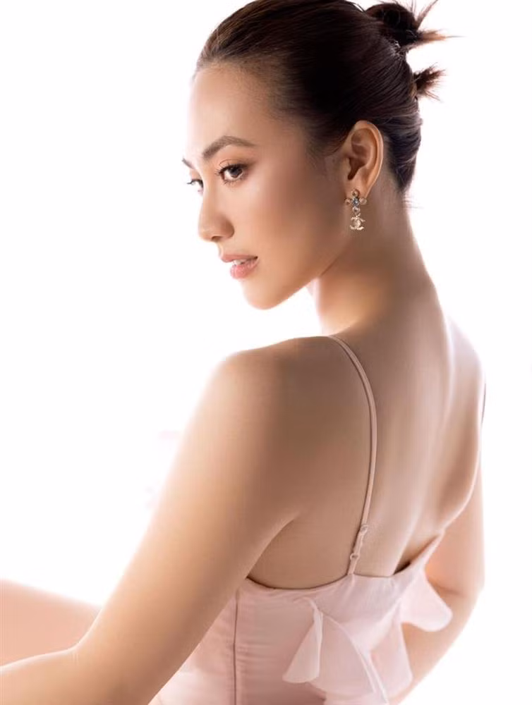 Bộ phim Mai của đạo diễn Trấn Thành đang nhận được rất nhiều chú ý từ công chúng và liên tiếp đạt được những con số "khủng" từ phòng vé. Thủ vai nữ chính là Phương Anh Đào, cô không chỉ có gương mặt đẹp, body cuốn hút mà còn có phong cách ăn mặc ấn tượng, rất thanh lịch nhưng vẫn khoe được những điểm mạnh hình thể.