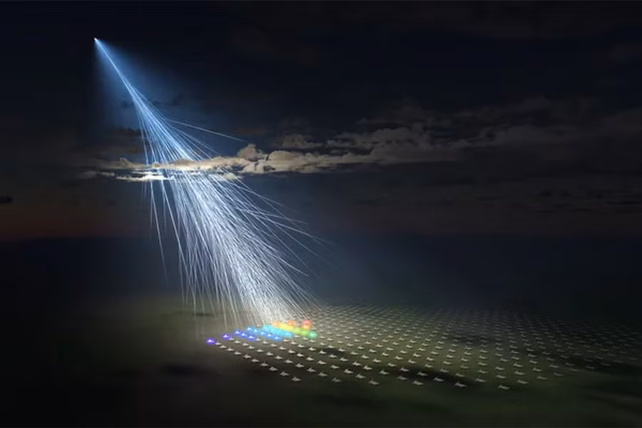 Trong suốt cuộc đời của mình, nhà sáng chế thiên tài Nikola Tesla đã phát minh ra hàng trăm thiết bị và quy trình làm thay đổi thế giới. Khai thác tia vũ trụ: Tesla từng nghĩ đến ý tưởng khai thác nguồn năng lượng miễn phí đến từ những hạt nguyên tử, các loài tia đầy rẫy trong vũ trụ. Các hạt vũ trụ siêu nhỏ này liên tục rơi xuống mặt đất với tốc độ nhanh hơn ánh sáng và ông nghĩ có thể "bắt" được chúng để chuyển đổi thành năng lượng sử dụng được. Rất tiếc, phát minh của ông chưa từng được sản xuất.