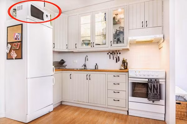  Kị để đồ làm bếp trên tủ lạnh: Sử dụng mặt trên của tủ lạnh làm nơi để đồ dùng nấu nướng có thể được xem là việc làm tiện lợi trong không gian bếp hạn chế. Tuy nhiên, qua góc độ phong thủy, việc này có thể không được coi là lựa chọn tốt vì có thể mang lại những ảnh hưởng tiêu cực đối với vận may cũng như tài lộc, danh tiếng và sức khỏe của gia chủ. Đặc biệt, việc để dao sắc, một vật dụng có tính chất sát khí, gần tủ lạnh cần được tránh để không làm ảnh hưởng đến năng lượng tích cực trong nhà. 