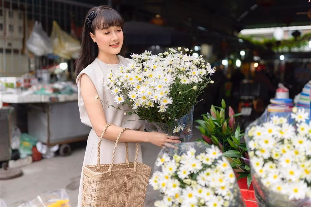 Tuy nhiên, ở ngoài đời, cô lại được khen ngợi về nhan sắc. Gần 50 tuổi, nữ diễn viên vẫn giữ được ngoại hình trẻ trung cùng làn da trắng nõn và vóc dáng cân đối. Vân Dung nói: "Ai cũng thích được khen. Kể cả họ khen giả vờ tôi vẫn thích".