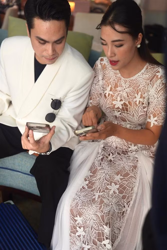 MC Hoàng Oanh, Thái Dũng có mặt từ sớm để chuẩn bị cho lễ cưới của người bạn thân thiết.