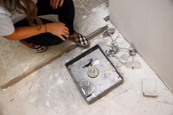 Sửa lại nhà bếp, phát hiện két sắt chứa "kho báu" bí ẩn Sua lai nha bep, phat hien ket sat chua