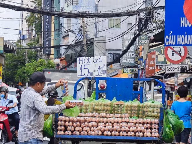 Suc mua thit, trung dang giam sau Tet
