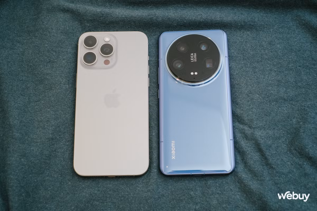 2 chiếc máy này đi theo 2 ngôn ngữ thiết kế hoàn toàn khác biệt nhau: iPhone có kiểu thiết kế vuông vắn, mặt lưng phẳng, màn hình phẳng, trong khi đó Xiaomi 14 Ultra được bo cong mặt lưng cho cảm giác cầm nắm thoải mái hơn, mặt trước của máy cũng là màn hình cong nhẹ ở 2 cạnh bên, khung viền bo cong nhẹ. Cảm giác cầm nắm Xiaomi 14 Ultra về cơ bản vẫn thoải mái và an toàn hơn khi cầm iPhone 15 Pro Max